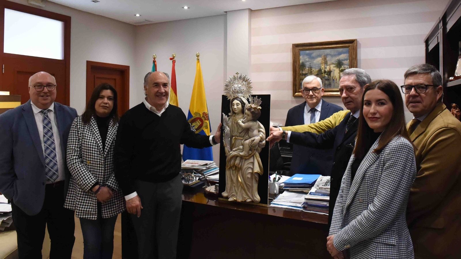 Landaluce y los responsables del Santo Entierro, con la talla de la Virgen de La Palma.