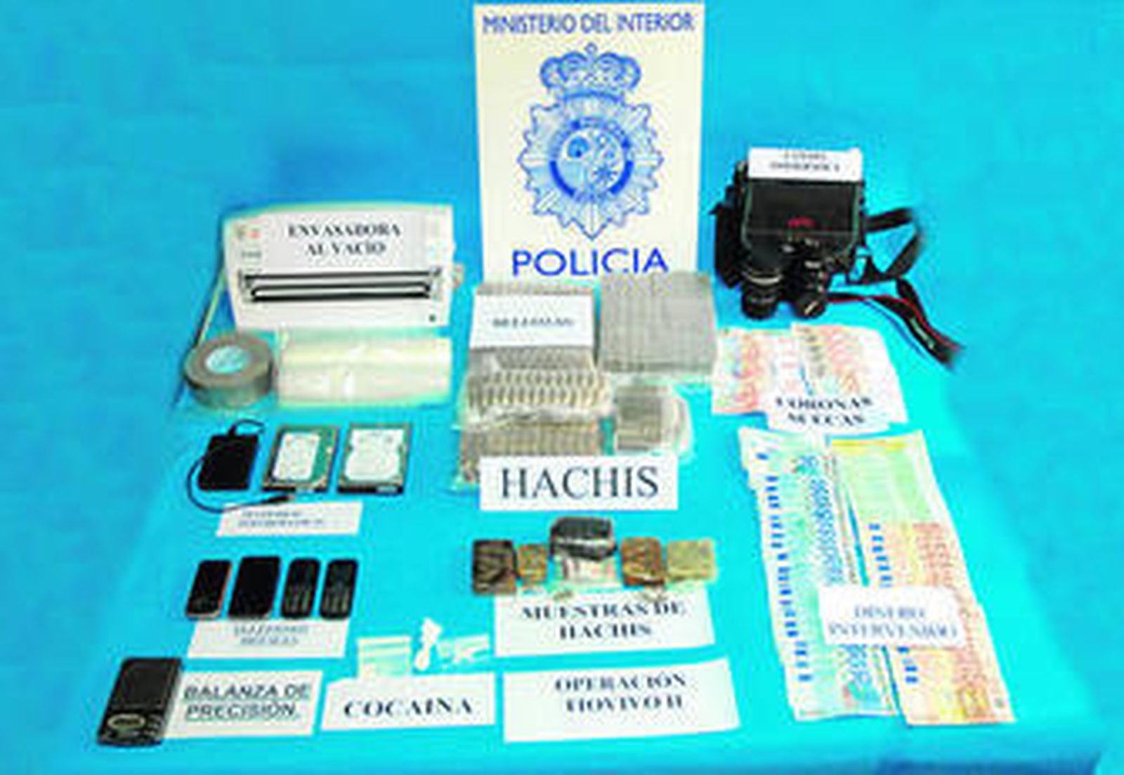 Parte de los objetos incautados por la Policía Nacional en la operación llevada a cabo en Córdoba y Málaga.