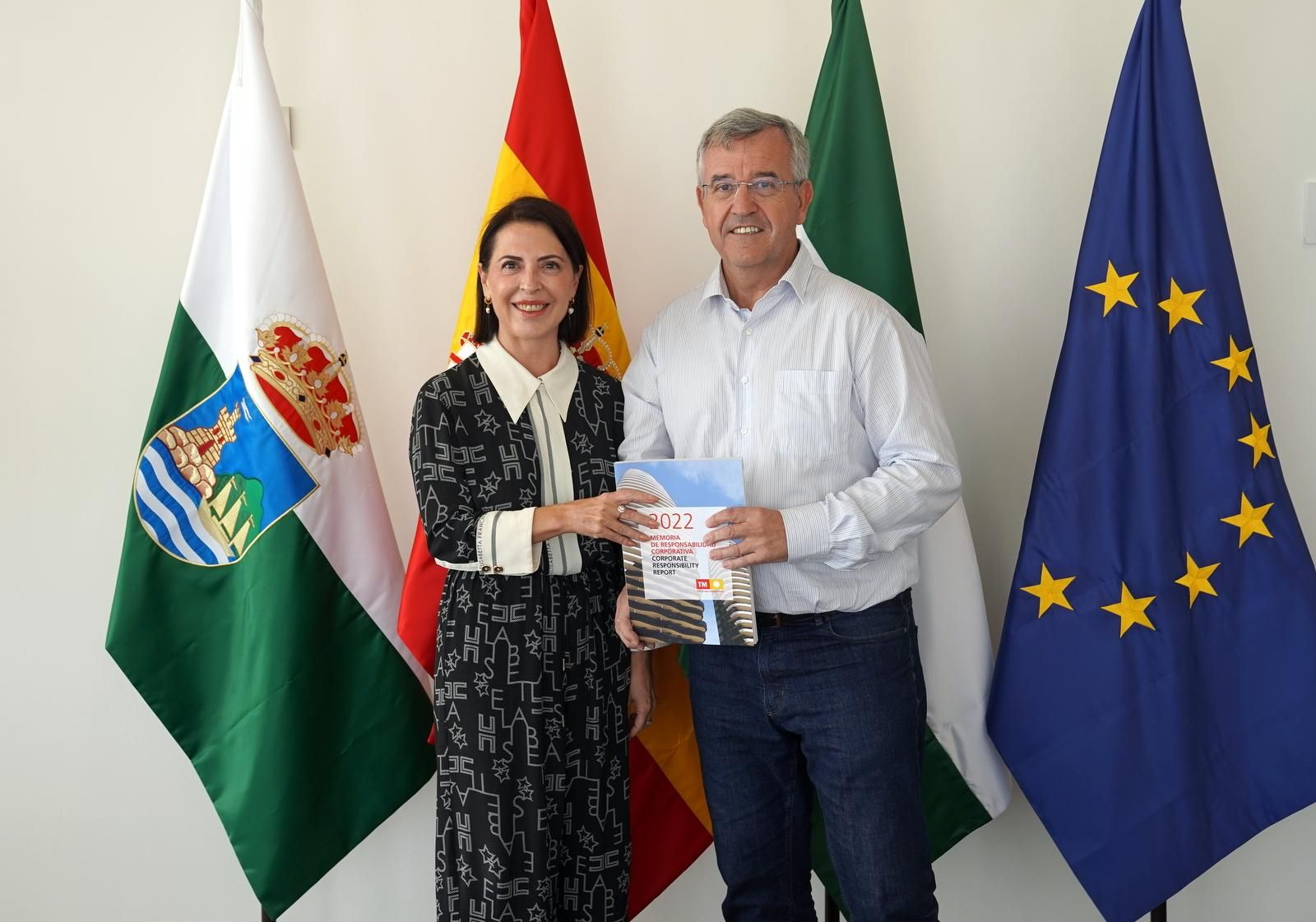 El alcalde, José María García Urbano, y la presidenta de TM Grupo Inmobiliario, Ángeles Serna.