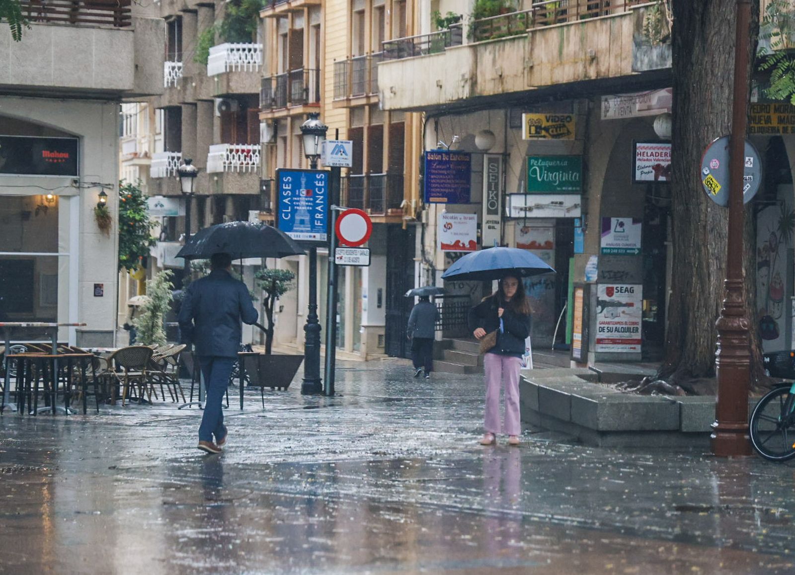 Fotografías de ambiente de frío y lluvia en la ciudad