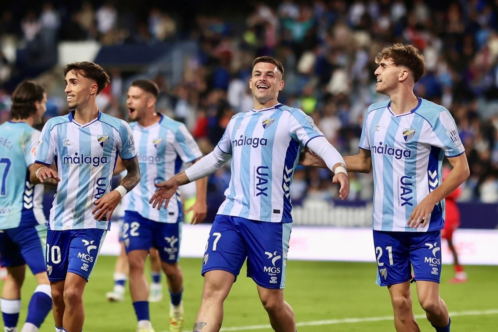 Las fotos del imponente ambiente en La Rosaleda en el Málaga - Córdoba CF