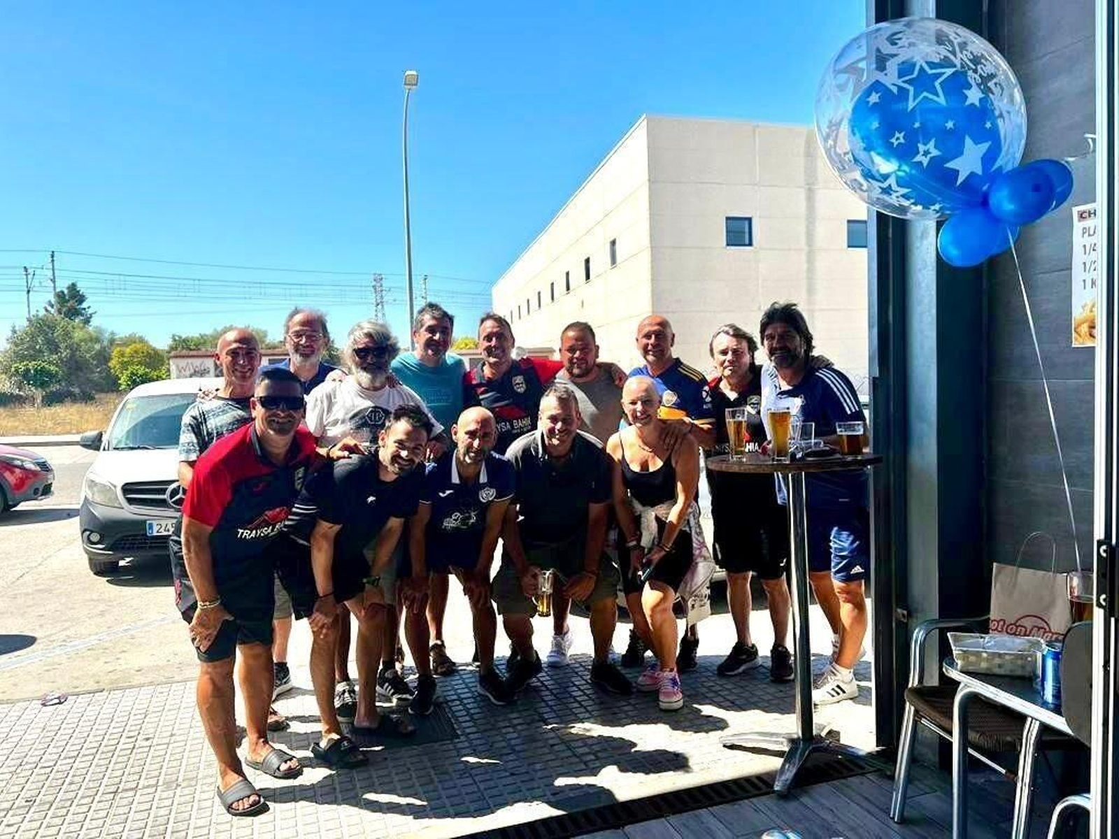 El anfitrión José Rioja con Manolo Román, David de la Cruz, David Doña, Pablo González, Gonzalo Pando, Juan Antonio Rosa, José María Ríos, Iñigo Garaizar, David Calañas y Francisco Carvajal, durante la celebración de su  50 cumpleños.