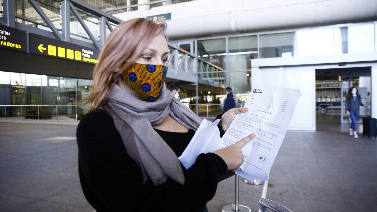 Anika Hope, procedente de Londres, muestra su test negativo.