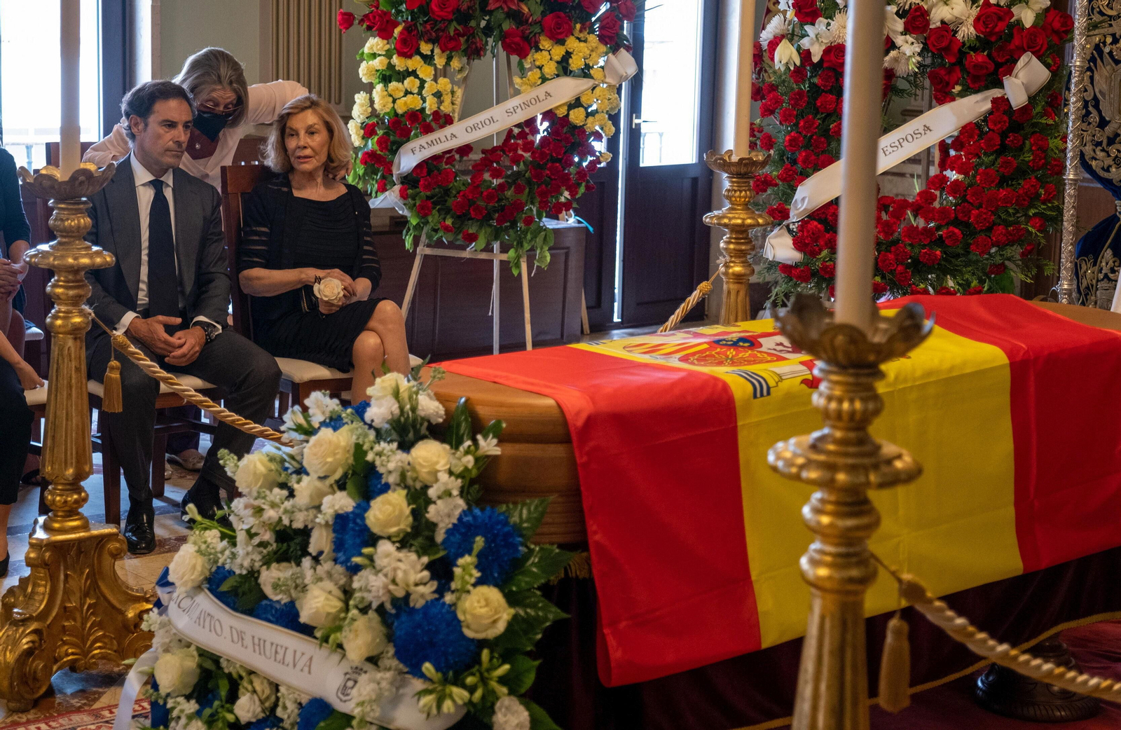 Capilla ardiente de Miguel Báez Espuny 'Litri', con su hijo Miguel y su esposa Concha Spínola, sentados al fondo.