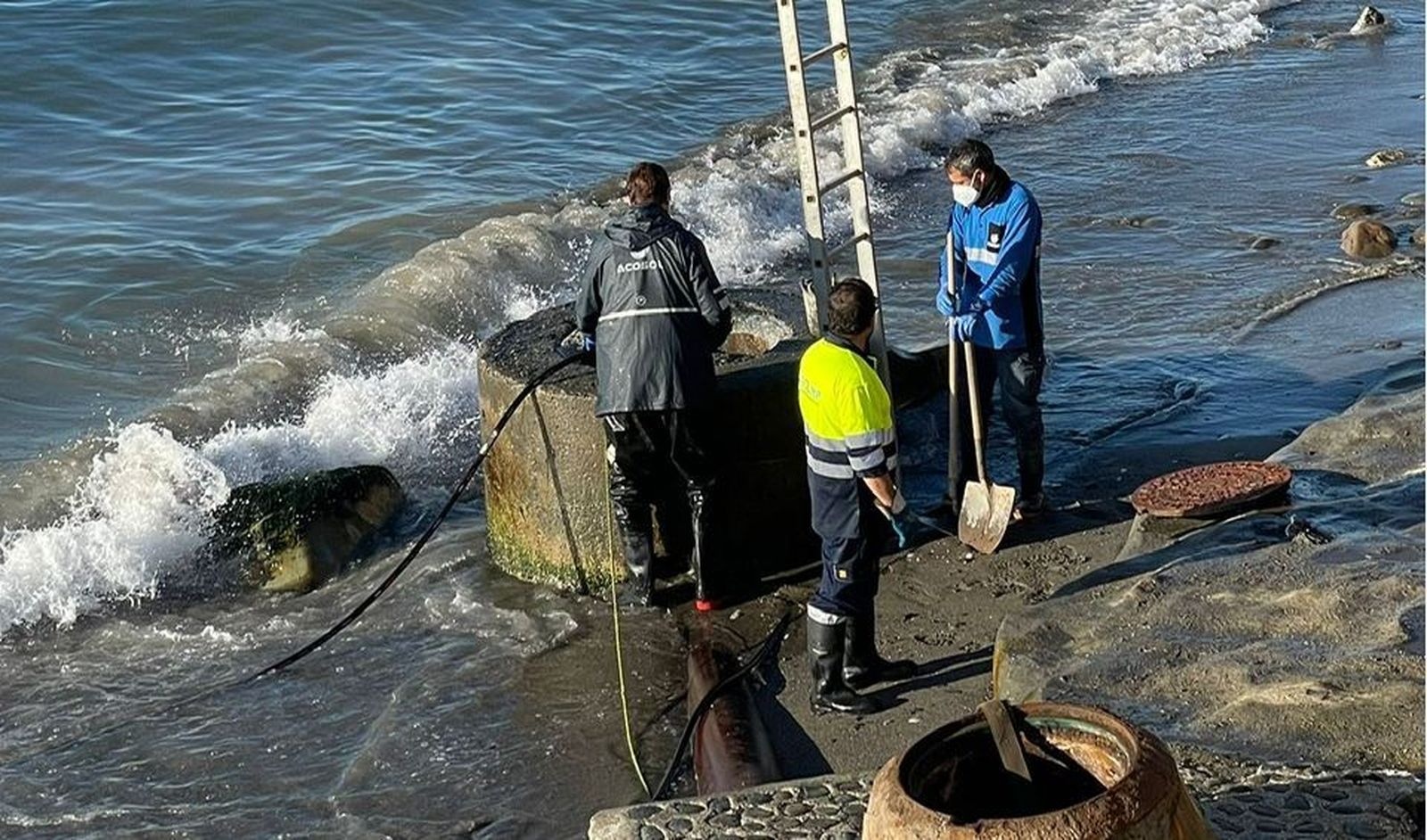 Acosol repara una nueva avería de la red de saneamiento integral en la zona de El Pirata en Estepona