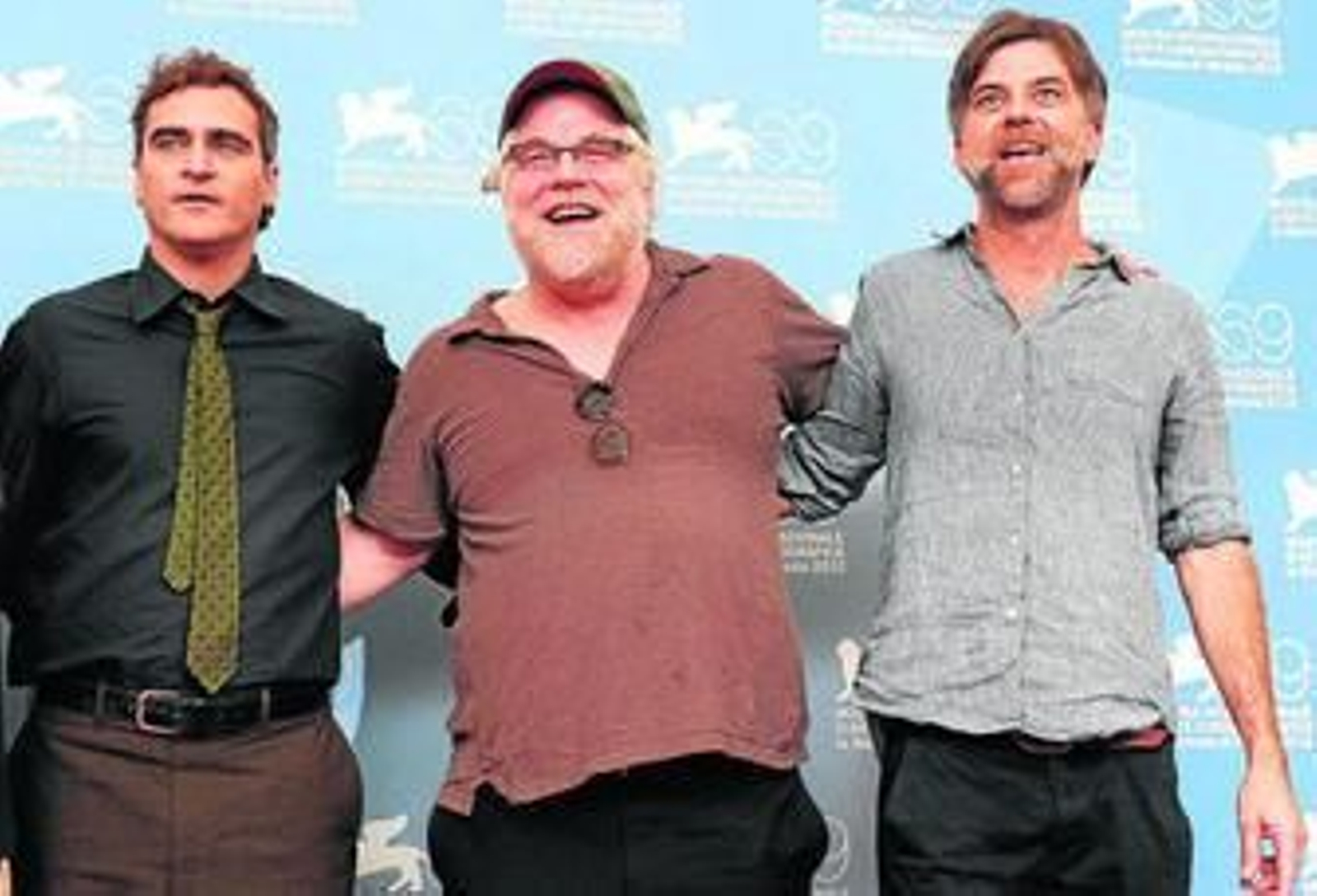 Phoenix, Hoffman y Paul Thomas Anderson posan para los medios antes de la rueda de prensa.