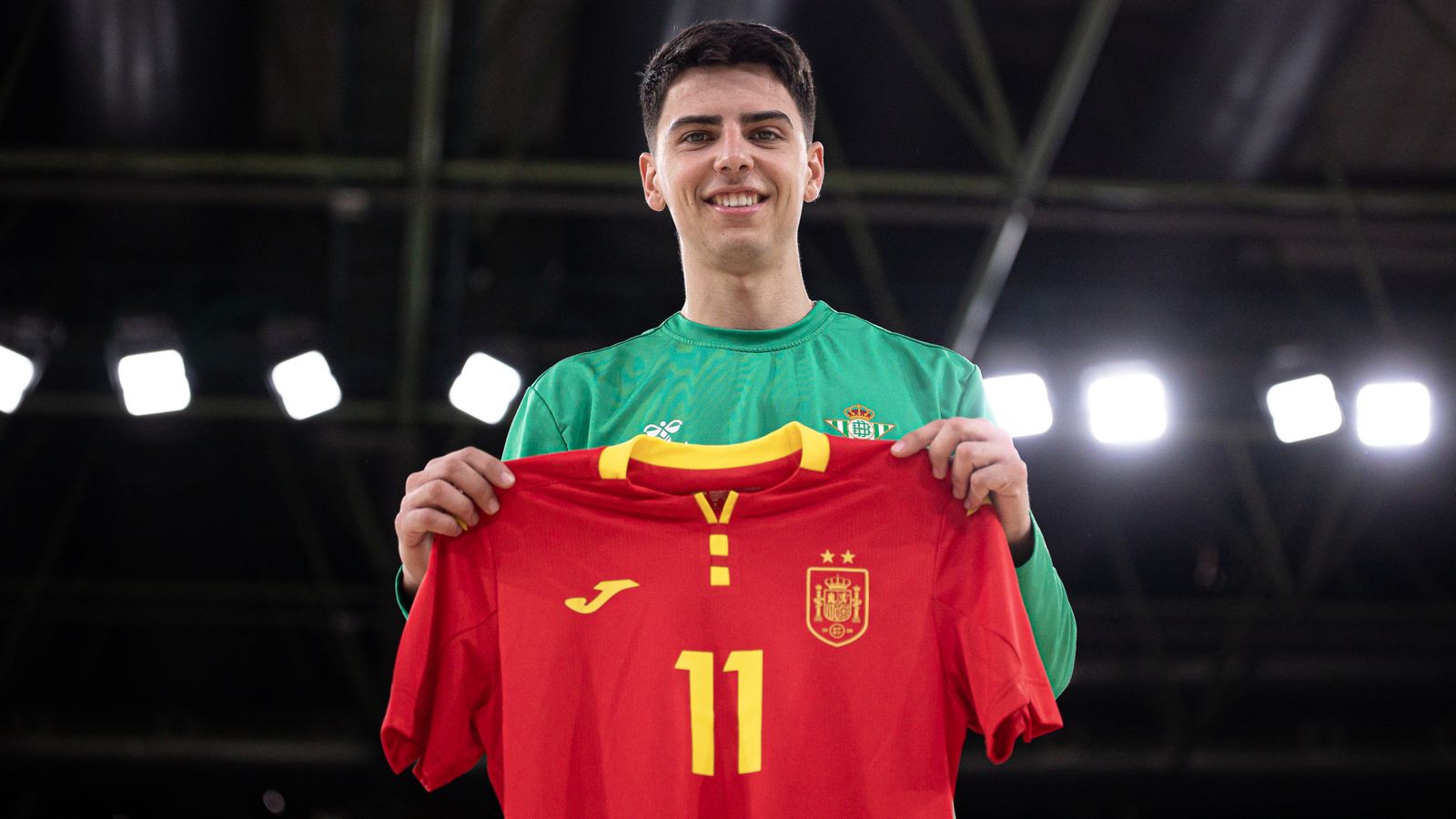 Raúl Jiménez posa con la camiseta de la selección española.
