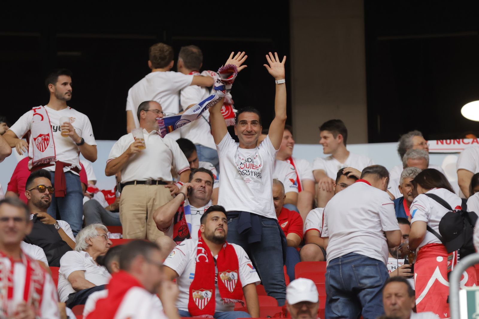 Búscate en las fotos del Sevilla-Roma