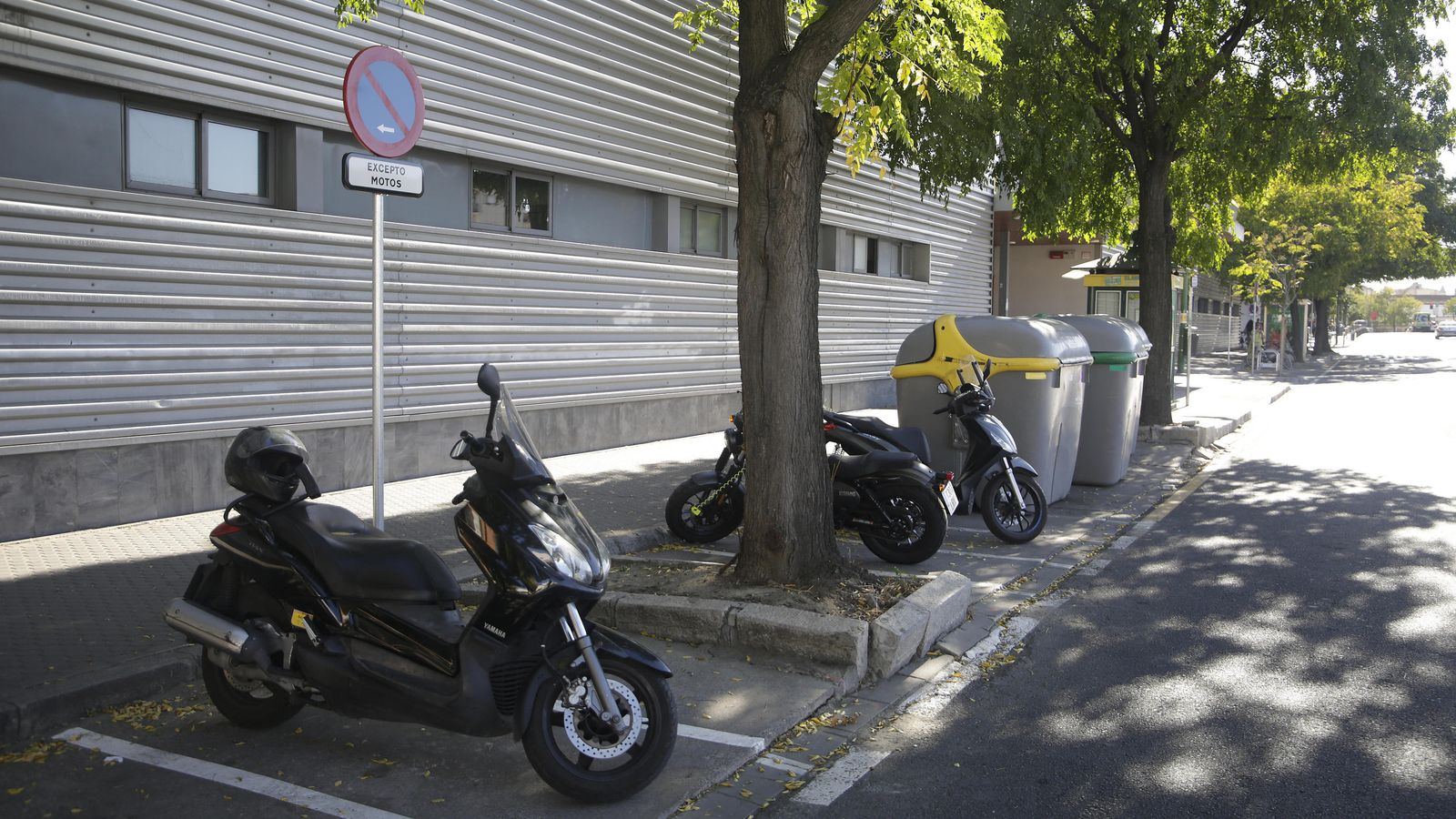 En el centro de salud se ha habilitado una decena de plazas para motos.