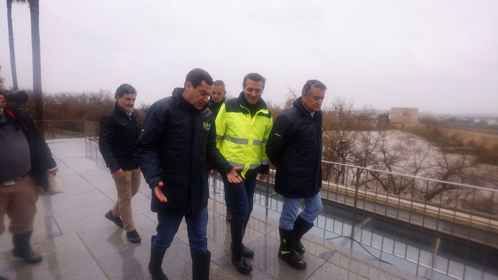 Bellido (centro), con Juanma Moreno y Antonio Sanz, en la terraza del Centro de Recepción de Visitantes.