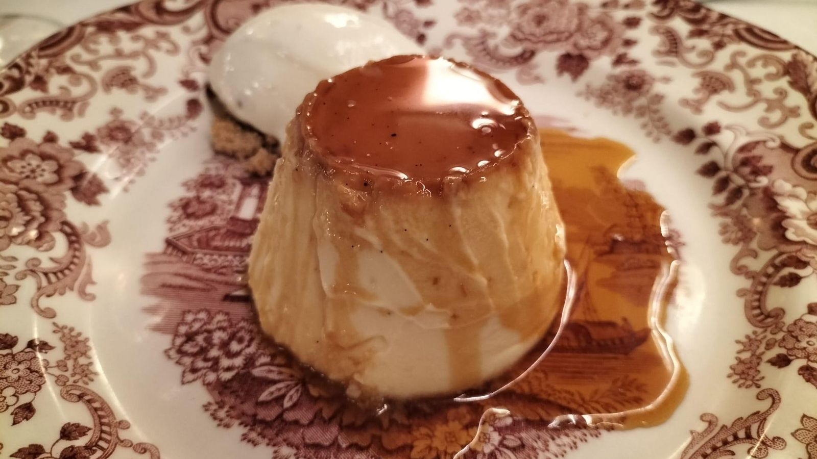 Flan de yema y limón con galleta de mantequilla y helado de hierbaluisa Flan de yema y limón con galleta de mantequilla y helado de hierbaluisa