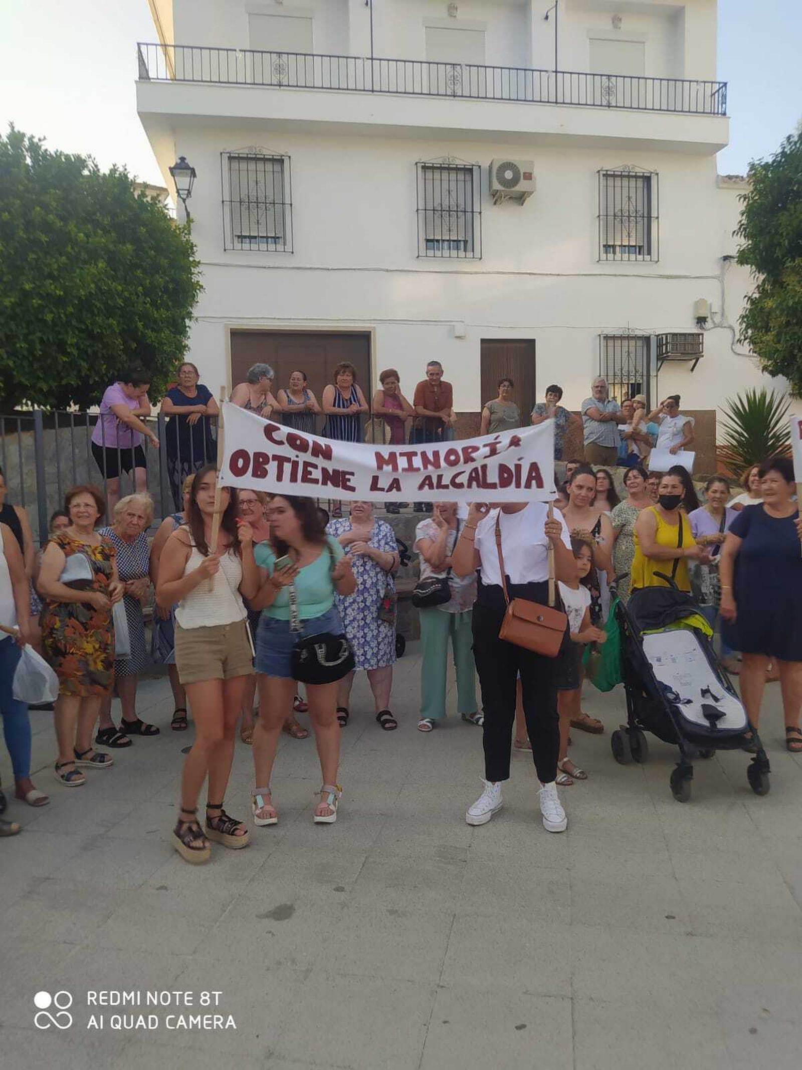 Vecinos con pancartas durante la protesta en Algámitas.