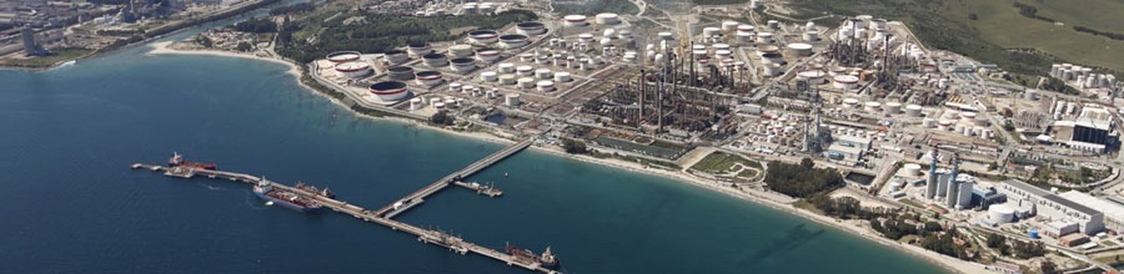 Una vista aérea del parque energético de Moeve en San Roque y el pantalán.