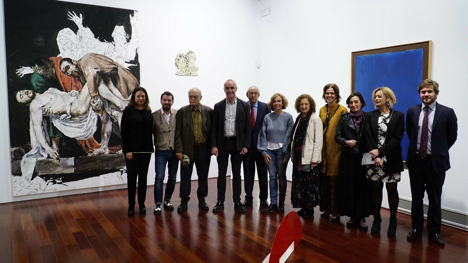 Foto de familia de autoridades, artistas y el comisario de la muestra junto a Luis Gordillo.