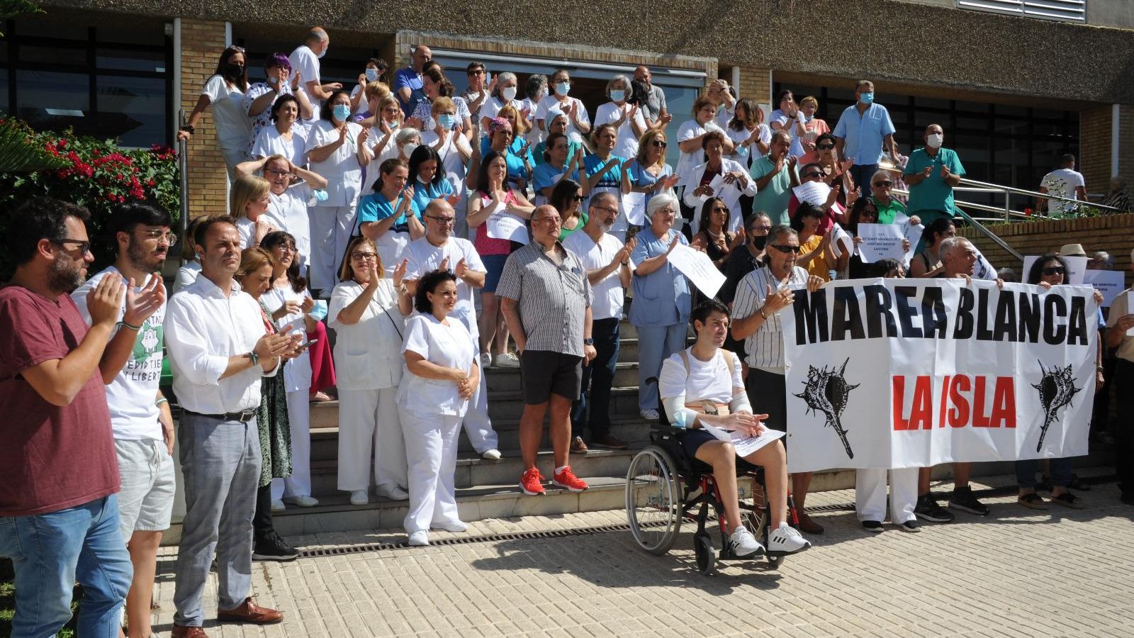 Concentración de Marea Blanca a las puertas de San Carlos