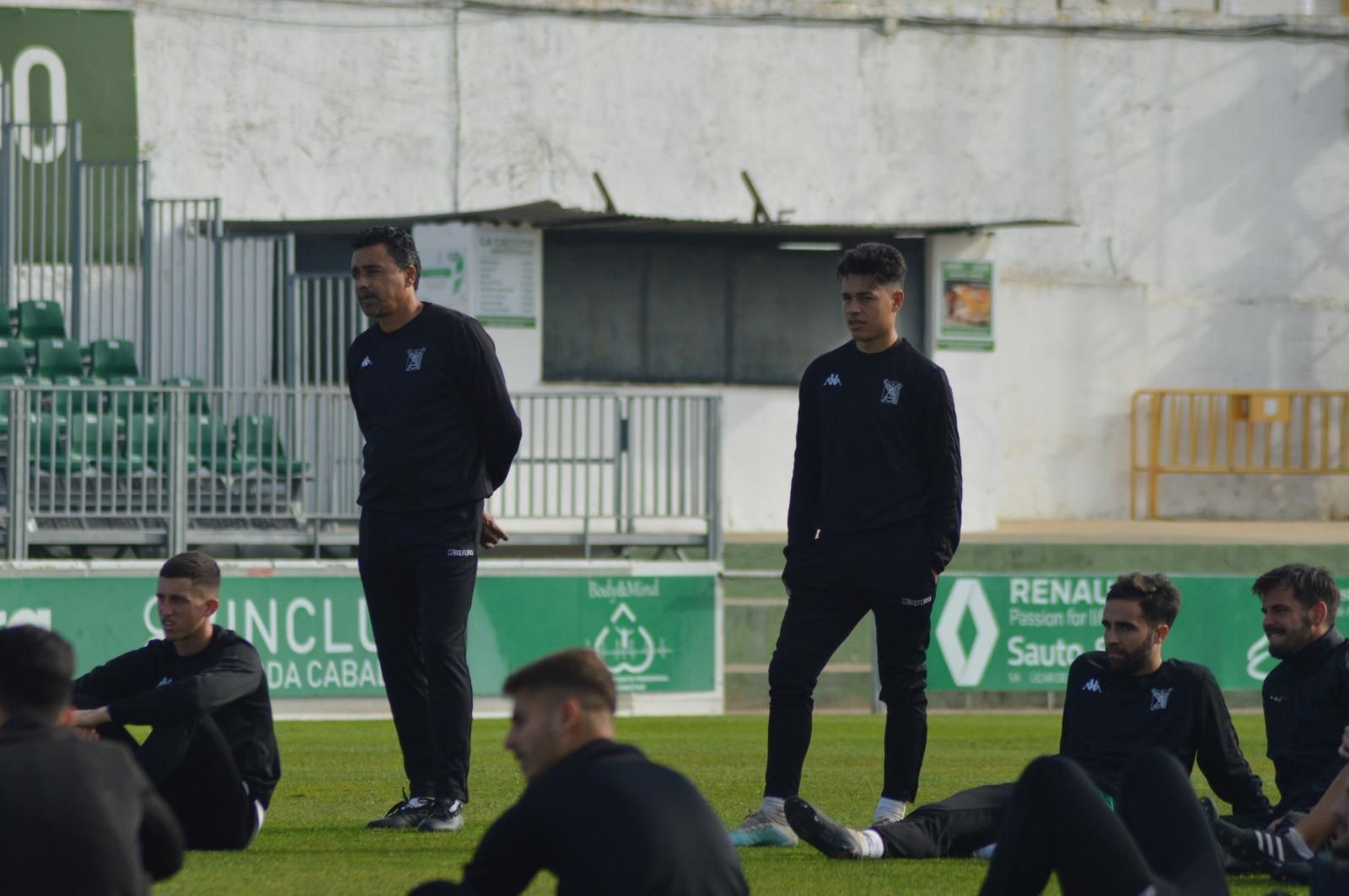 Javi Valenzuela, junto a David Galisteo en un entrenamiento del Sanluqueño. Javi Valenzuela, junto a David Galisteo en un entrenamiento del Sanluqueño.