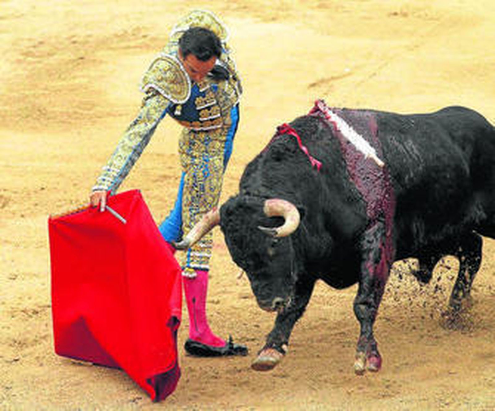 El Cid, en busca del sitio, y un Perera de valor descomunal