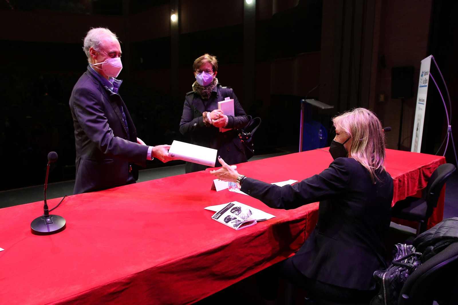 Fotogalería Diario de los Libros, con Marta Robles y su obra 'Pasiones carnales'