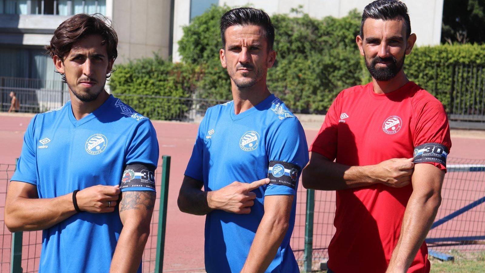 Marcelo, Bello  y Camacho lucen los nuevos brazaletes.