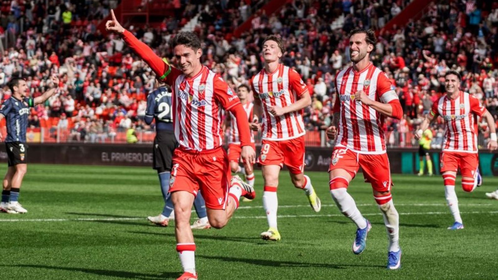 Sergio Arribas celebra el primer tanto del encuentro.