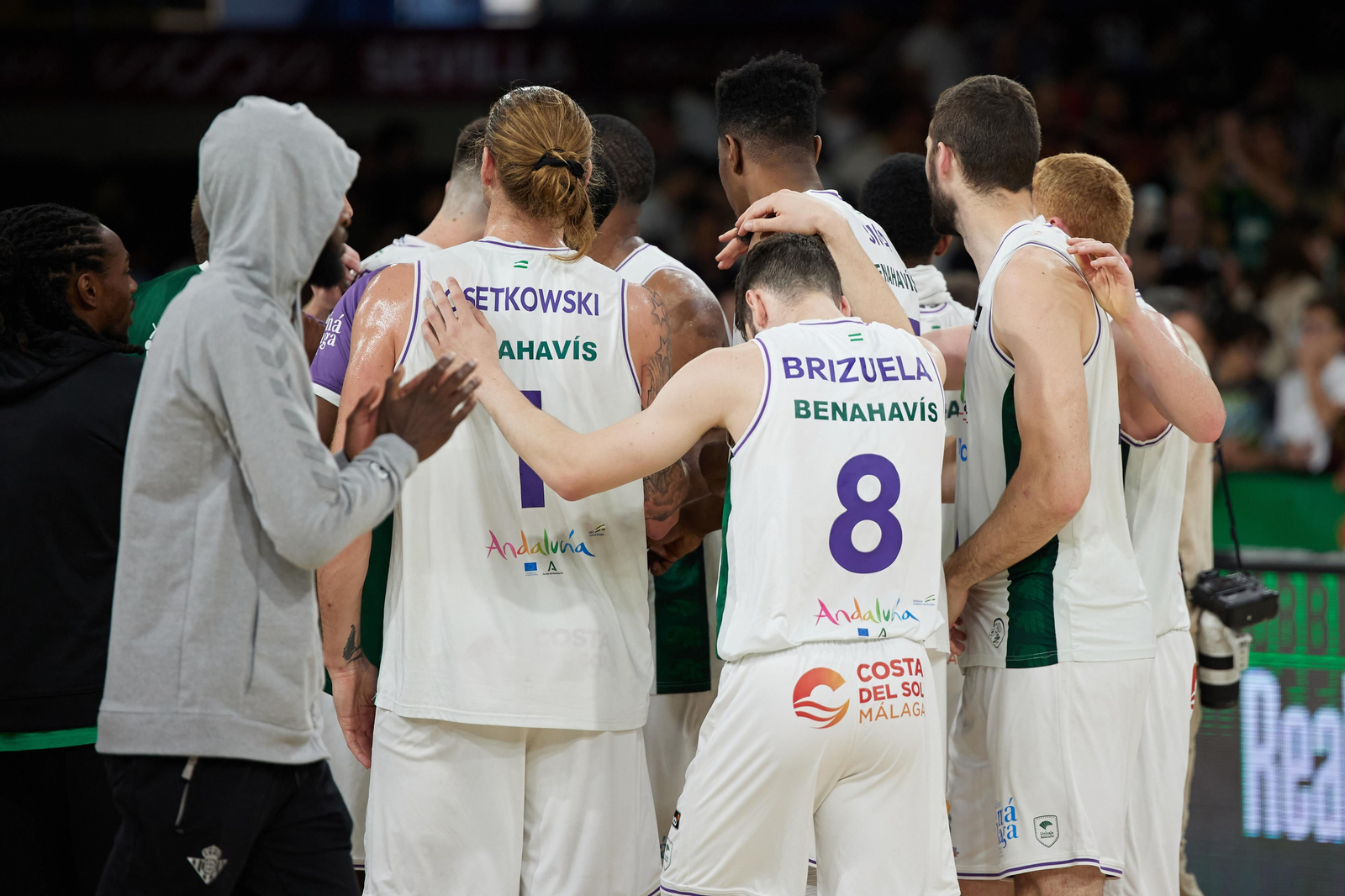 El Unicaja celebra tras el partido.