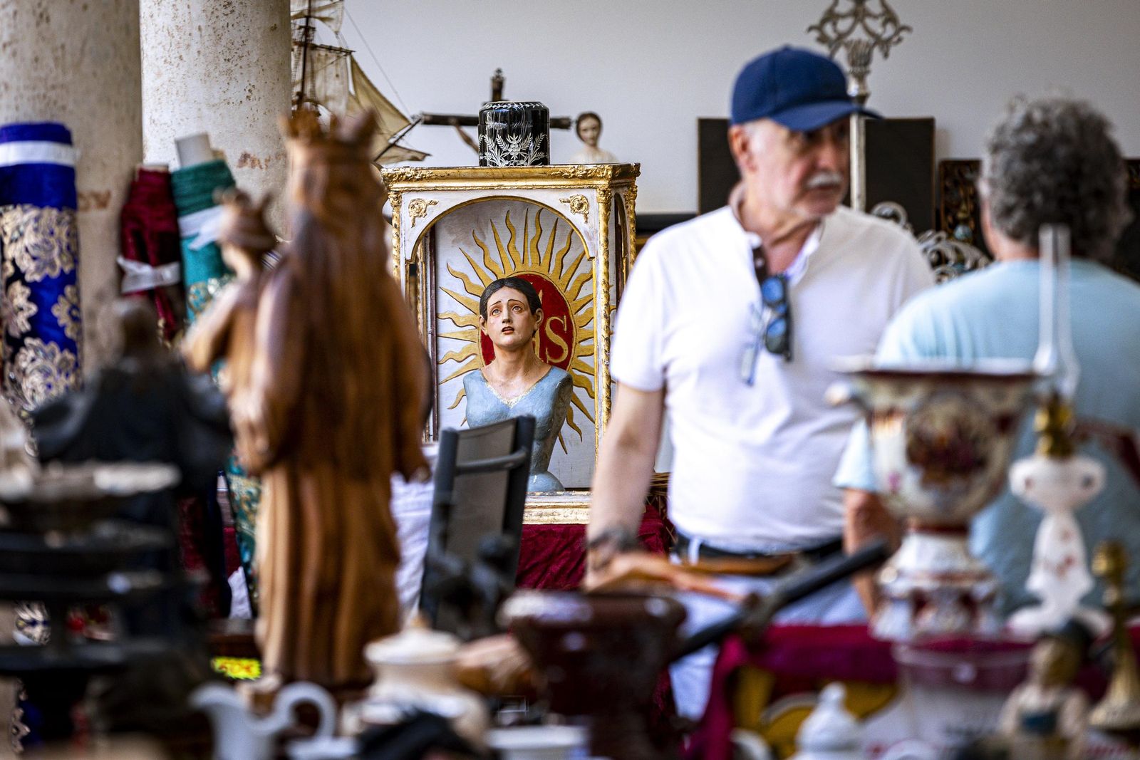 Imágenes del curioso mercadillo de antigüedades en el convento de Santo Domingo en Cádiz