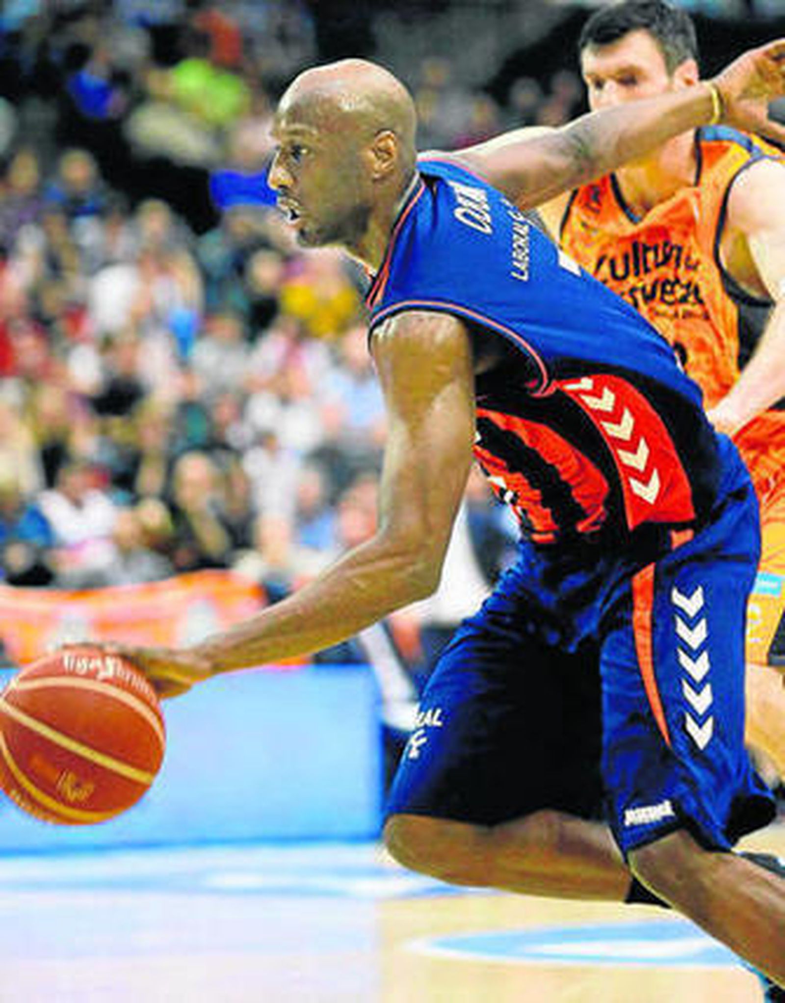 Odom bota el balón en el encuentro ante el Valencia.
