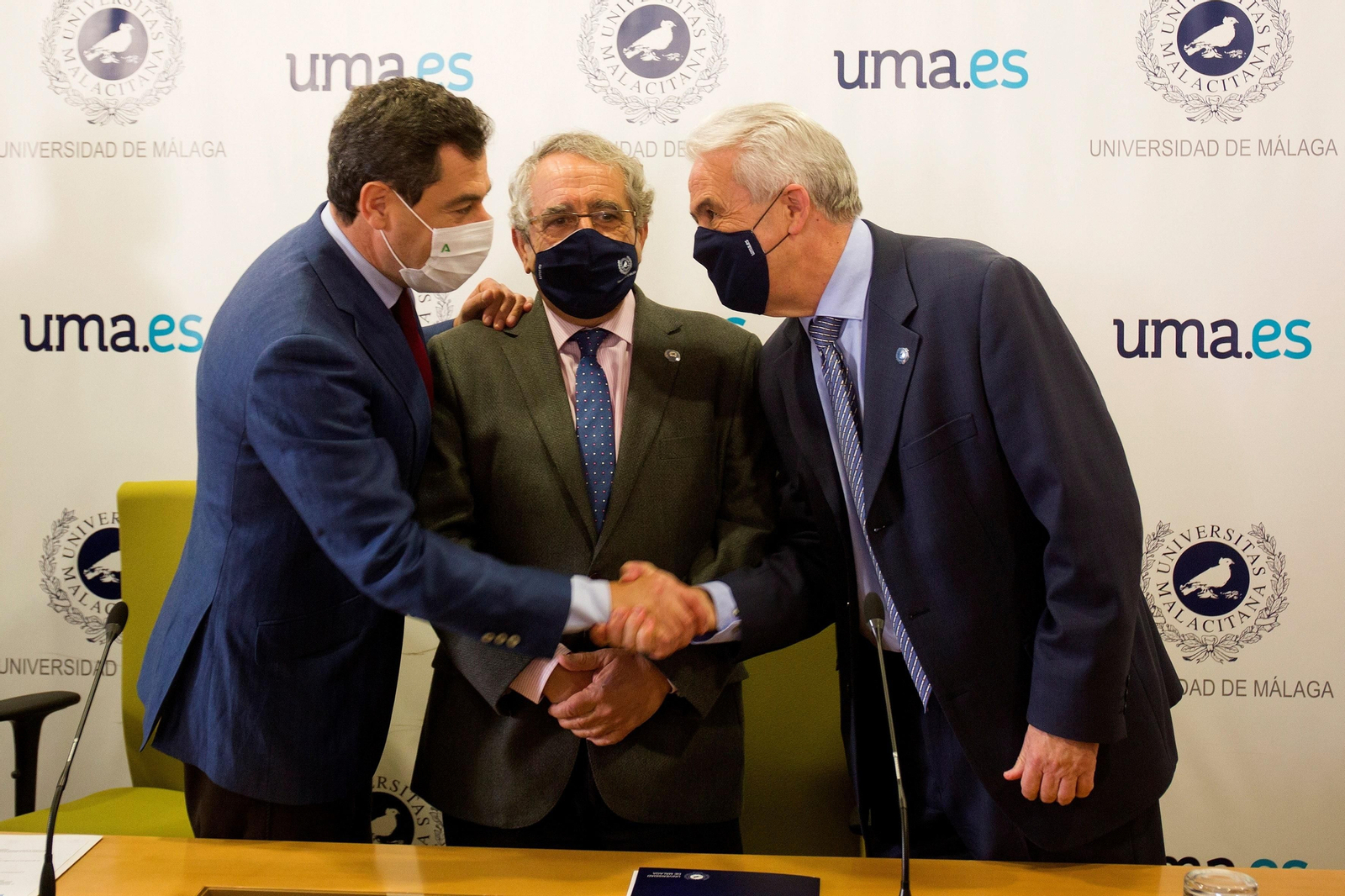 Moreno Bonilla, José Ángel Narváez y Emilio Alba se saludan durante la presentación del centro contra el cáncer.