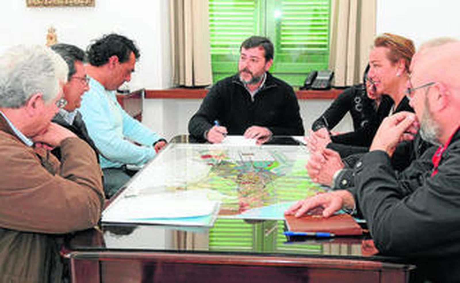 El alcalde, Alfonso Candón, junto a los  representantes de los taxistas y la edil de Medio Ambiente, Marta Rodríguez.
