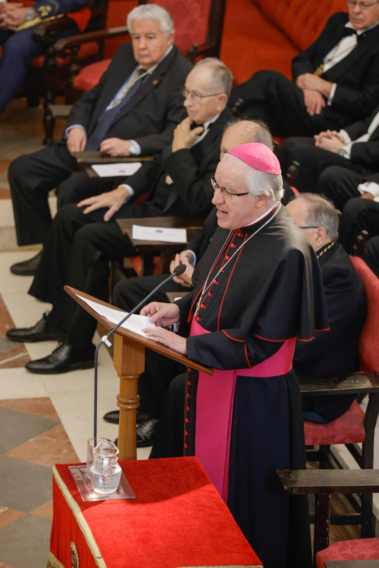Las imágenes del ingreso como académico de Erudición en la academia de Medicina del arzobispo José Ángel Saiz Meneses