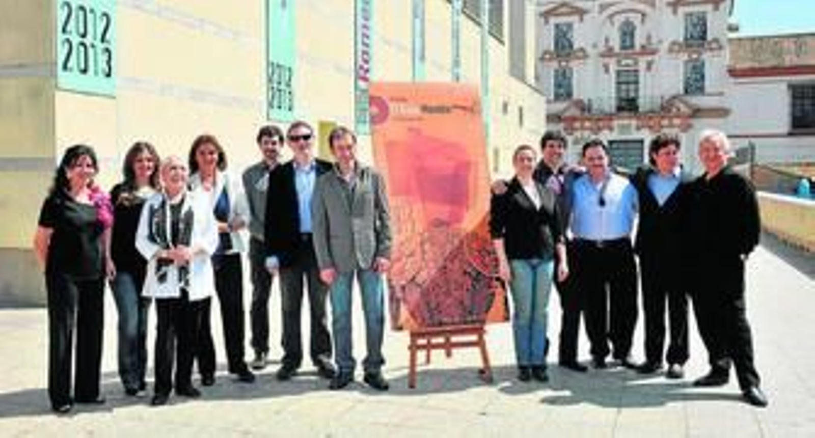 El equipo de esta producción (en la que participa Cristina Hoyos), fotografiado junto al Teatro de la Maestranza.