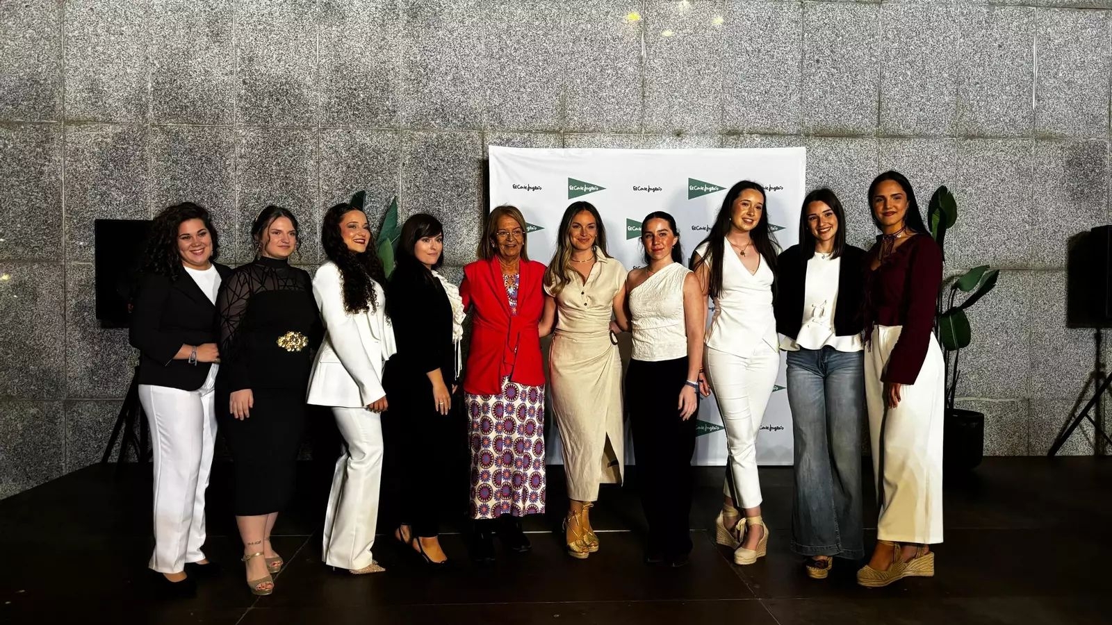 La reina y las damas, junto a la delegada de Fiestas, el día de la elección.
