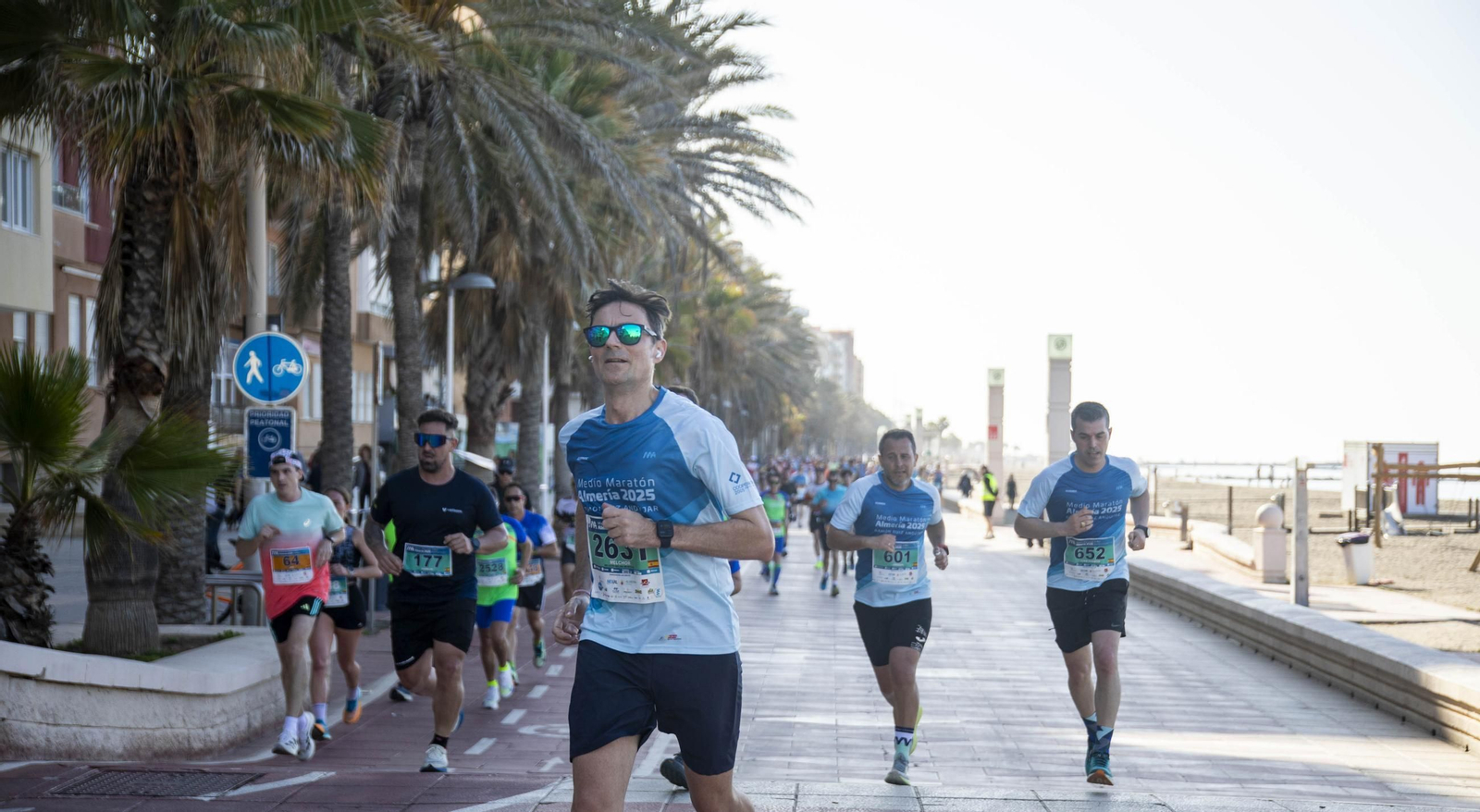 El Medio Maratón de Almería 2025, en imágenes