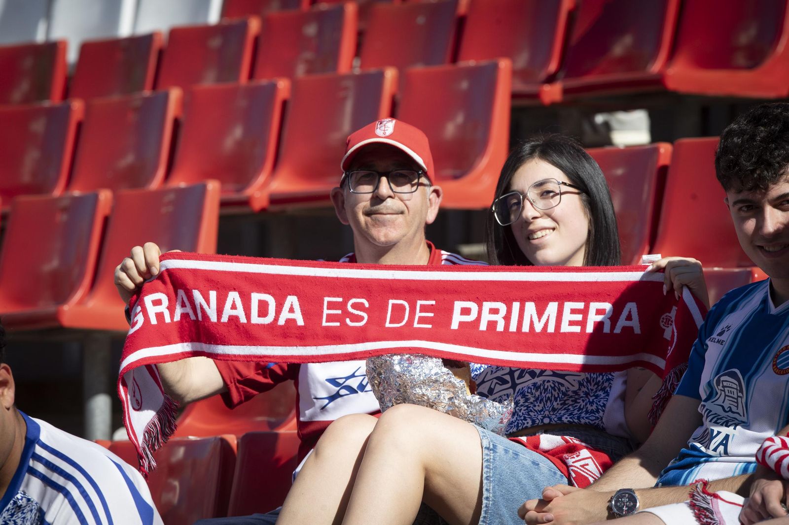 Encuéntrate en la grada de Los Cármenes en el Granada-Castellón