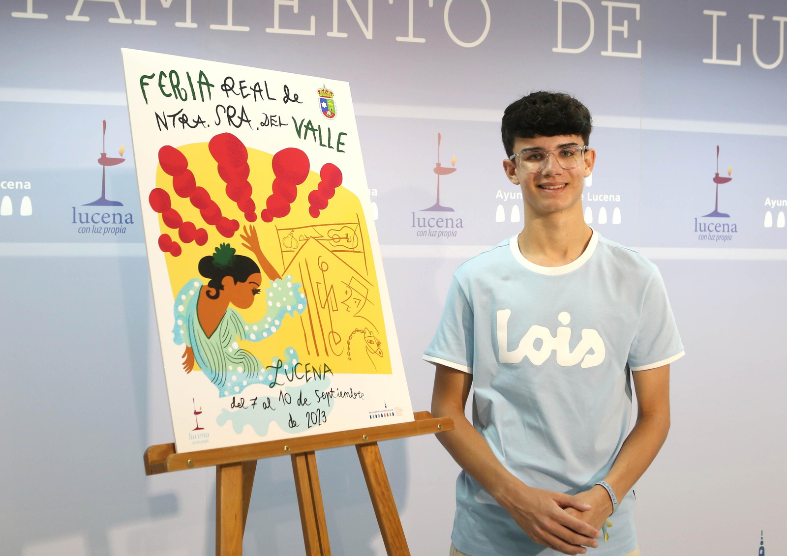 Alejando Gálvez posa junto al cartel que ha diseñado.