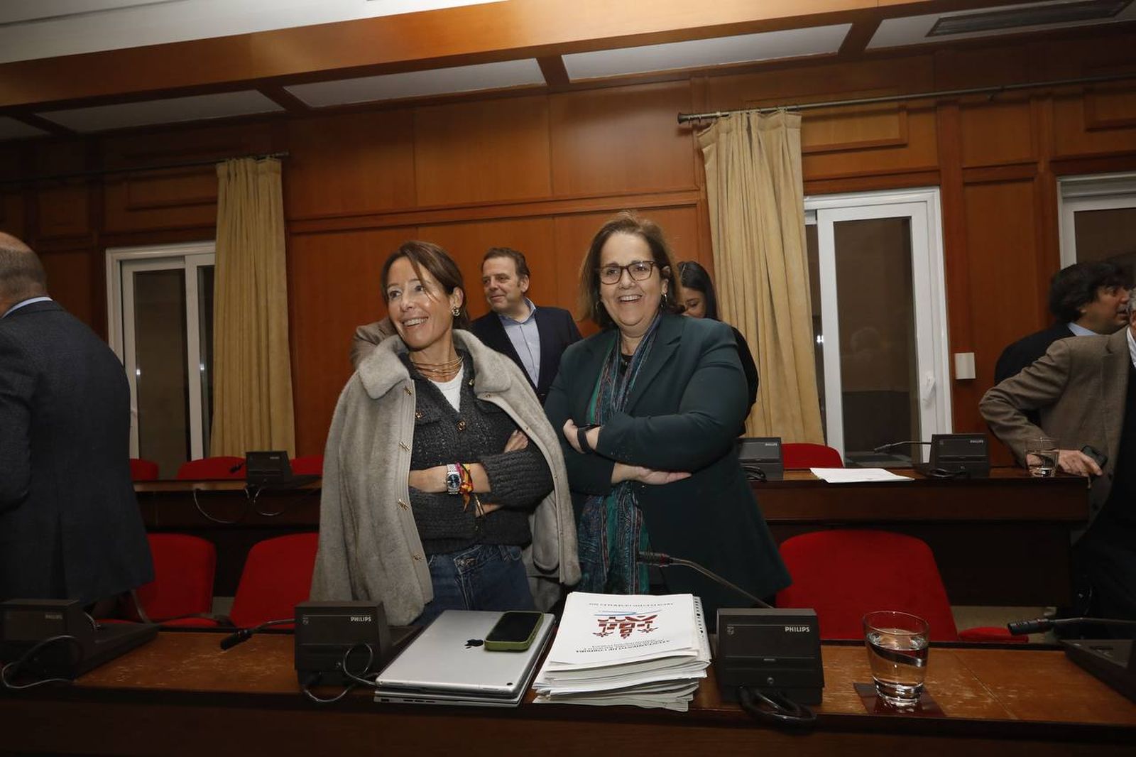 La edil de Hacienda, Blanca Torrent (derecha), junto a la también edil del PP, Marian Aguilar