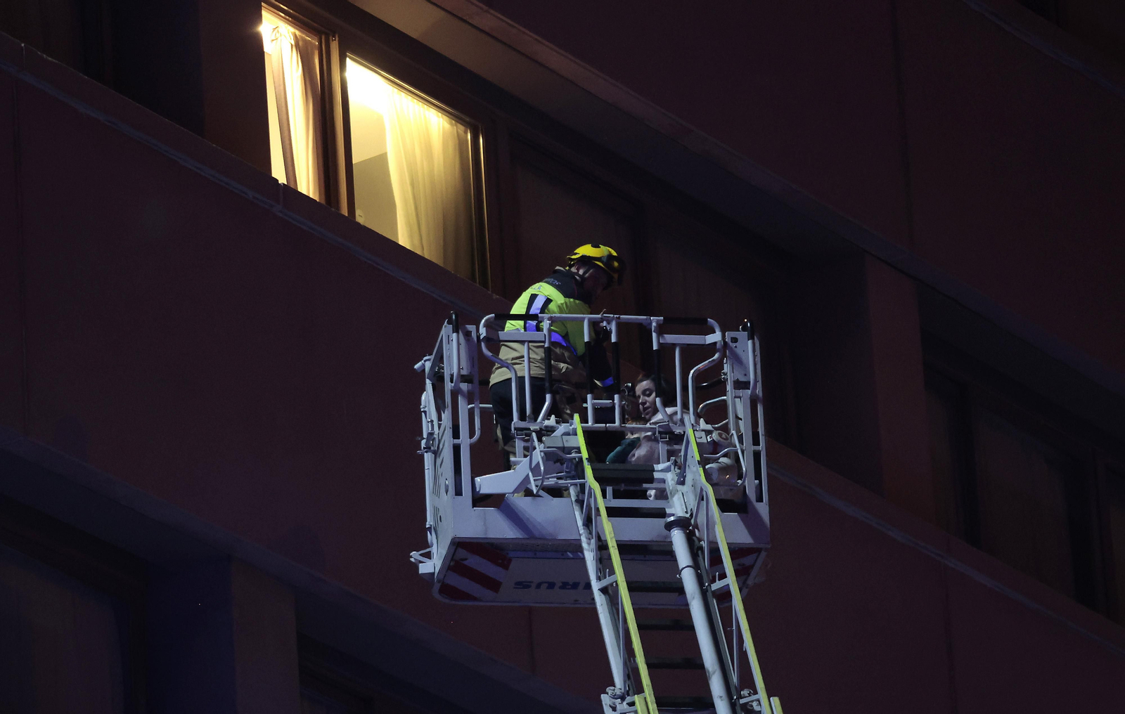 Las imágenes del incendio en el Hotel Isla de la Cartuja