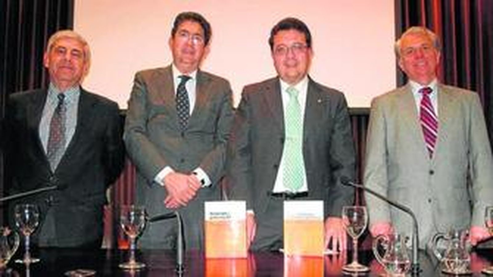 Emilio Moeckel, director del Icide, con Martina Juli, María del Carmen Vázquez y Amparo Navarro, abogadas colaboradoras de Emilio Moeckel.