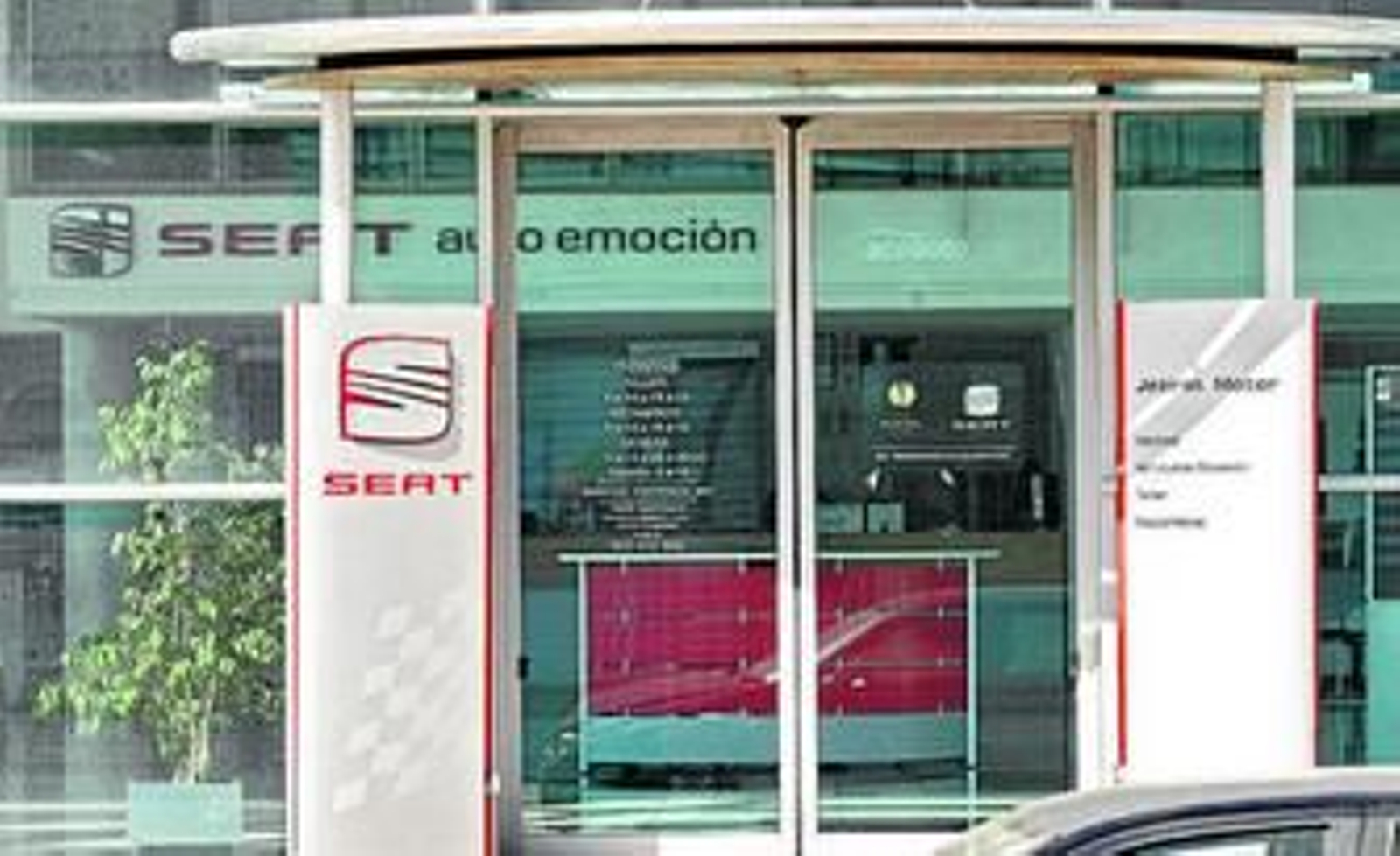 Fachada del concesionario Seat en la Zona Franca, con las puertas cerradas en la mañana de ayer.