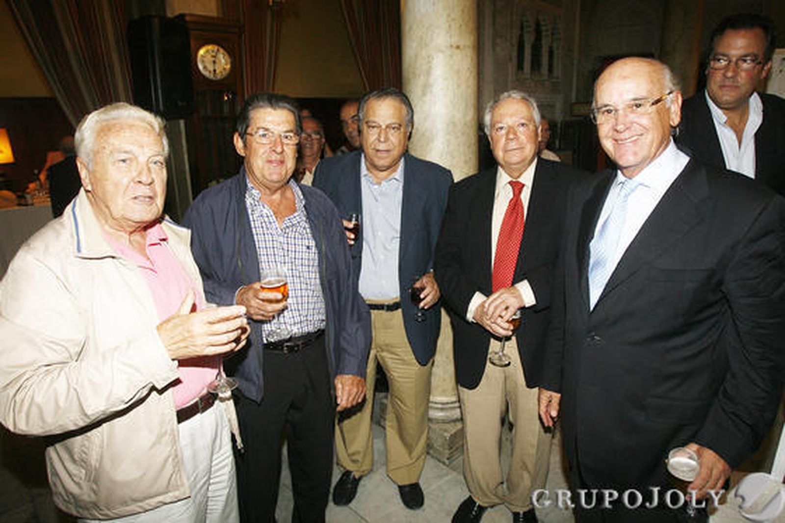 Los médicos Enrique Calderón, Ernesto Pérez y Fernando Delgado, en compañía de Enrique Maestre y del presentador del acto, Manuel Concha, doctor en cirugía cardiovascular en el hospital de Córdoba.

Foto: Joaquin Pino