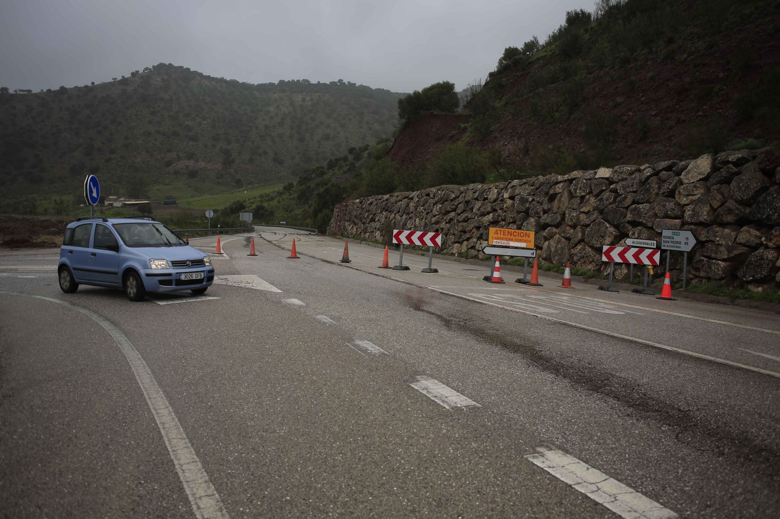 La carretera Sevilla-Ronda, cortada debido a un desprendimiento.
