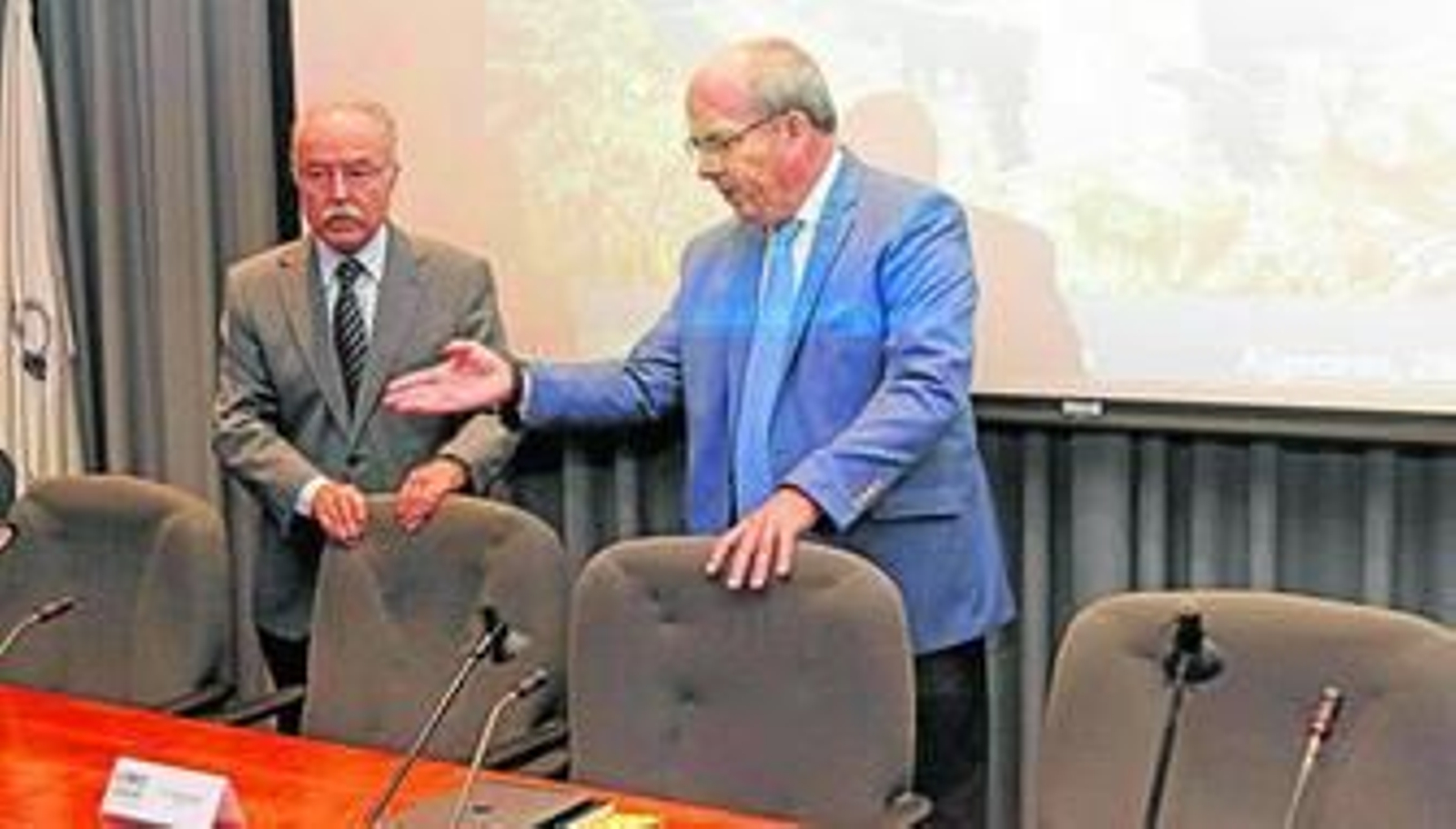 El presidente de la APBA, Manuel Morón, junto al máximo dirigente de la CEC en la provincia de Cádiz, Javier Sánchez, ayer en Algeciras.