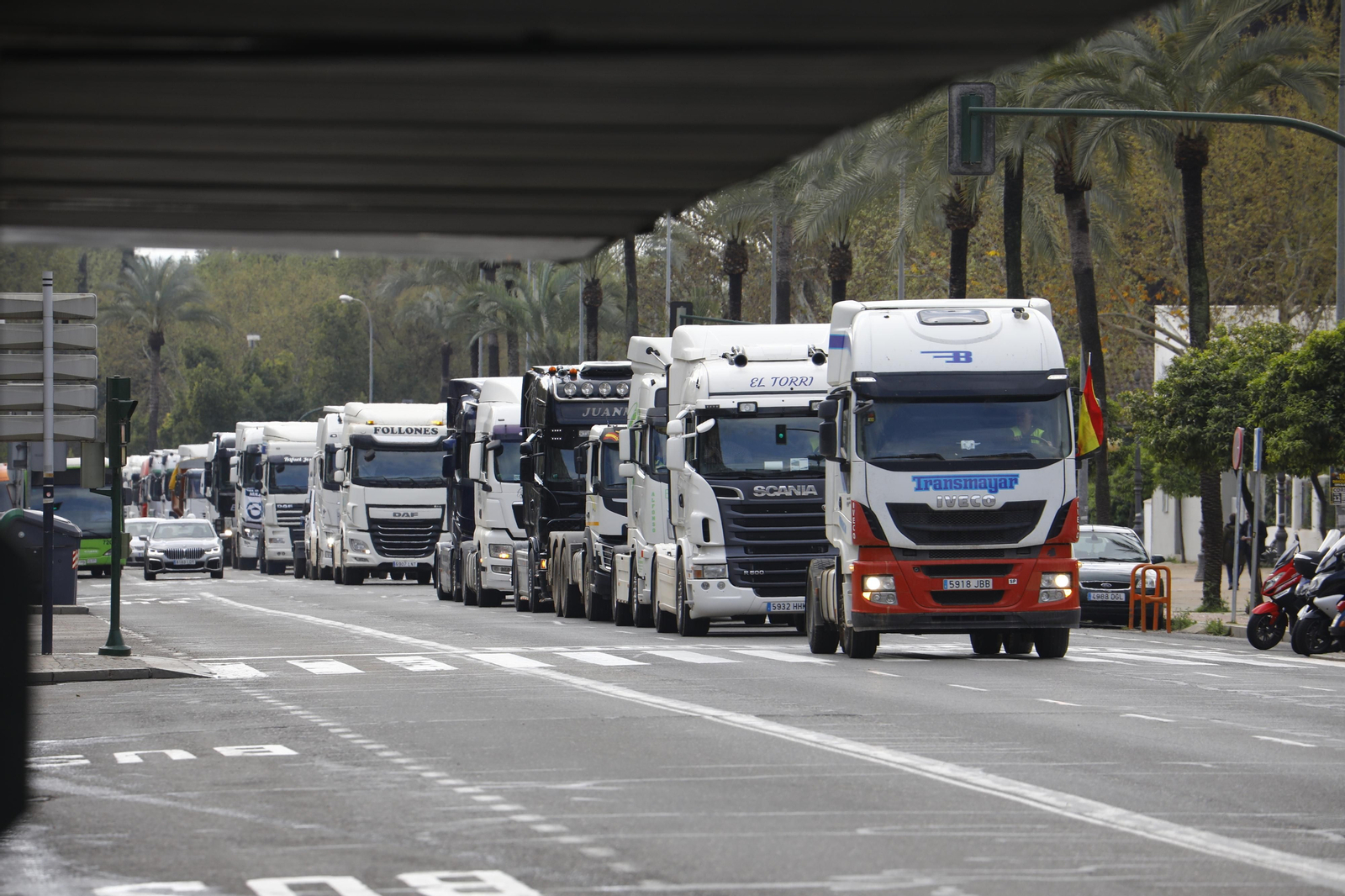 Los transportistas colapsan el centro de Córdoba, en imágenes