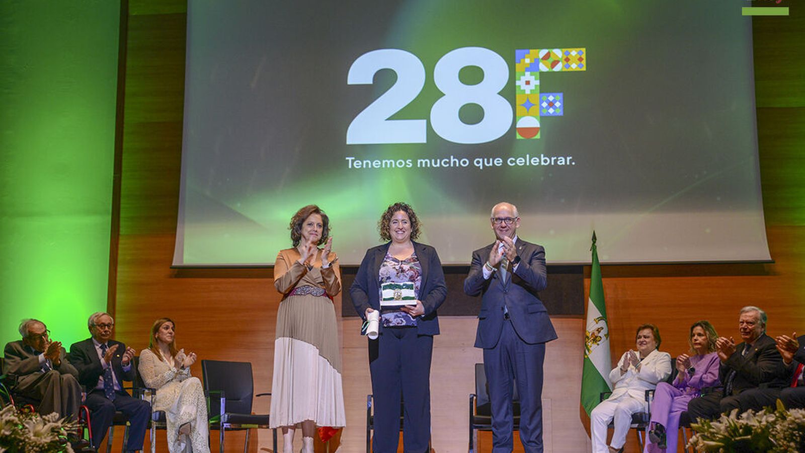 Equipo profesional de cirugía robótica 'Da Vinci' del Hospital de Jaén, bandera de la Investigación Ciencia y Salud.
