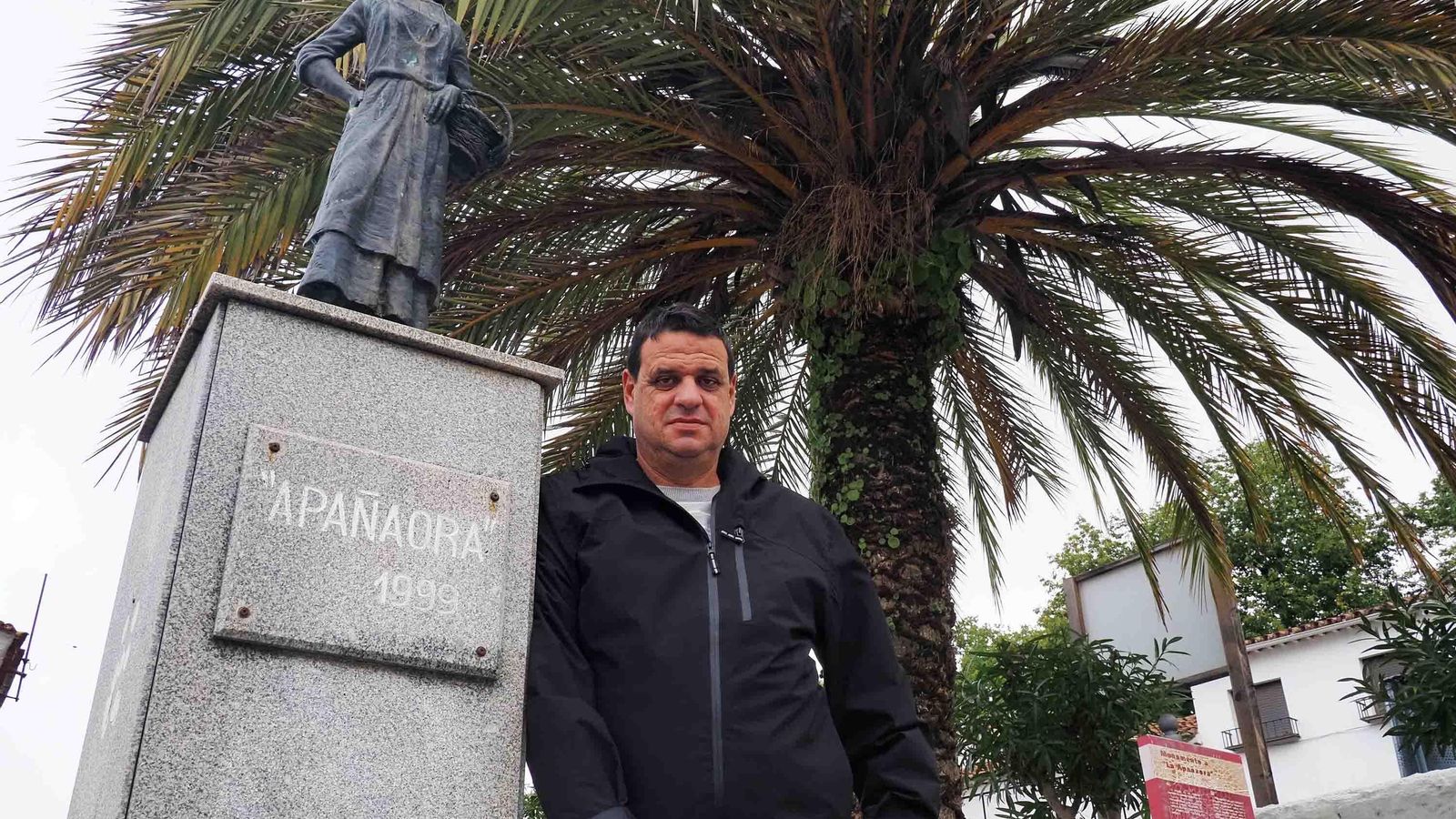 El primer edil de Los Marines, Israel Arias, junto al monumento dedicado a las 'apañaoras' de dicho municipio