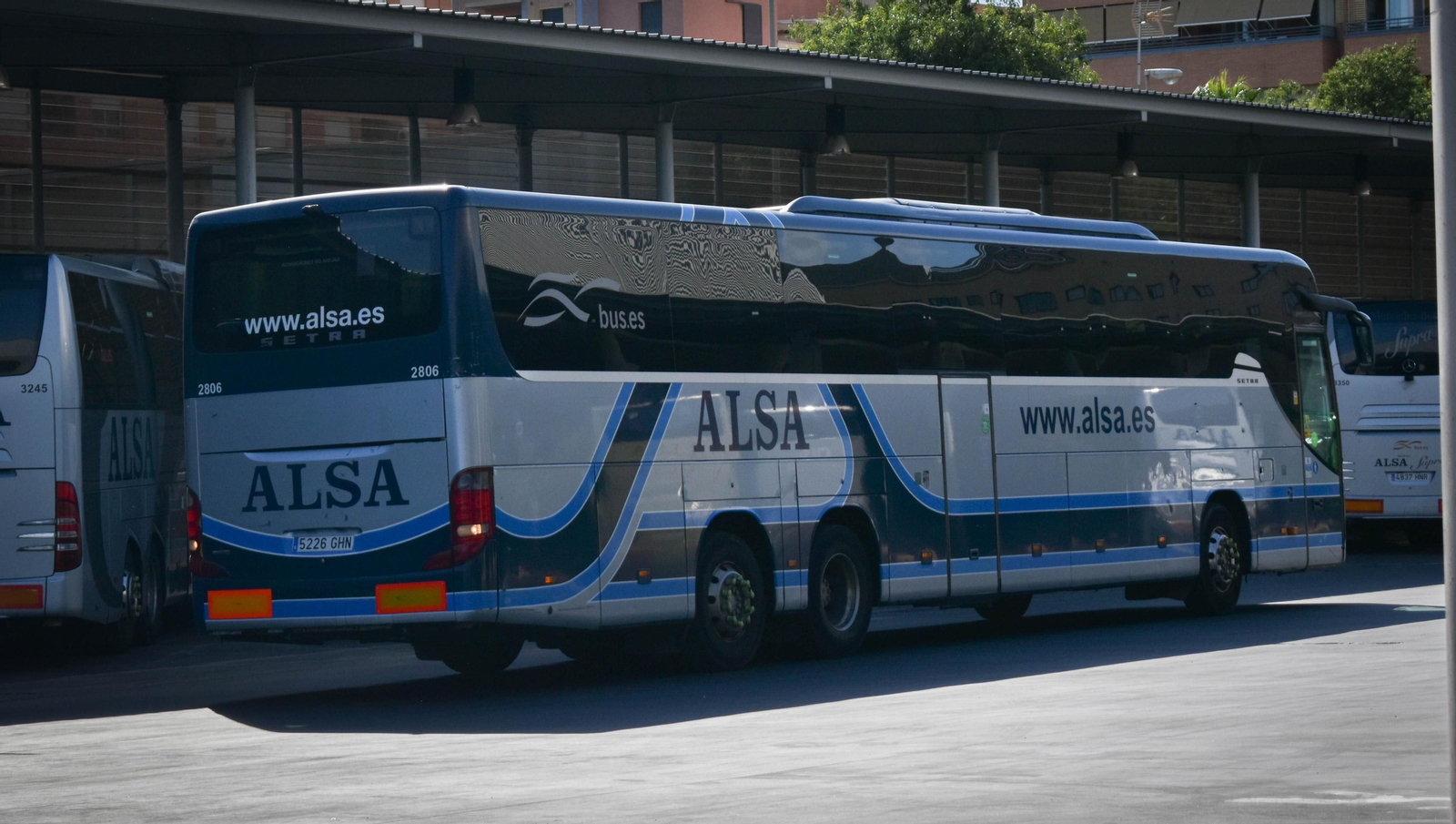 Un autobús maniobra en la estación de Granada