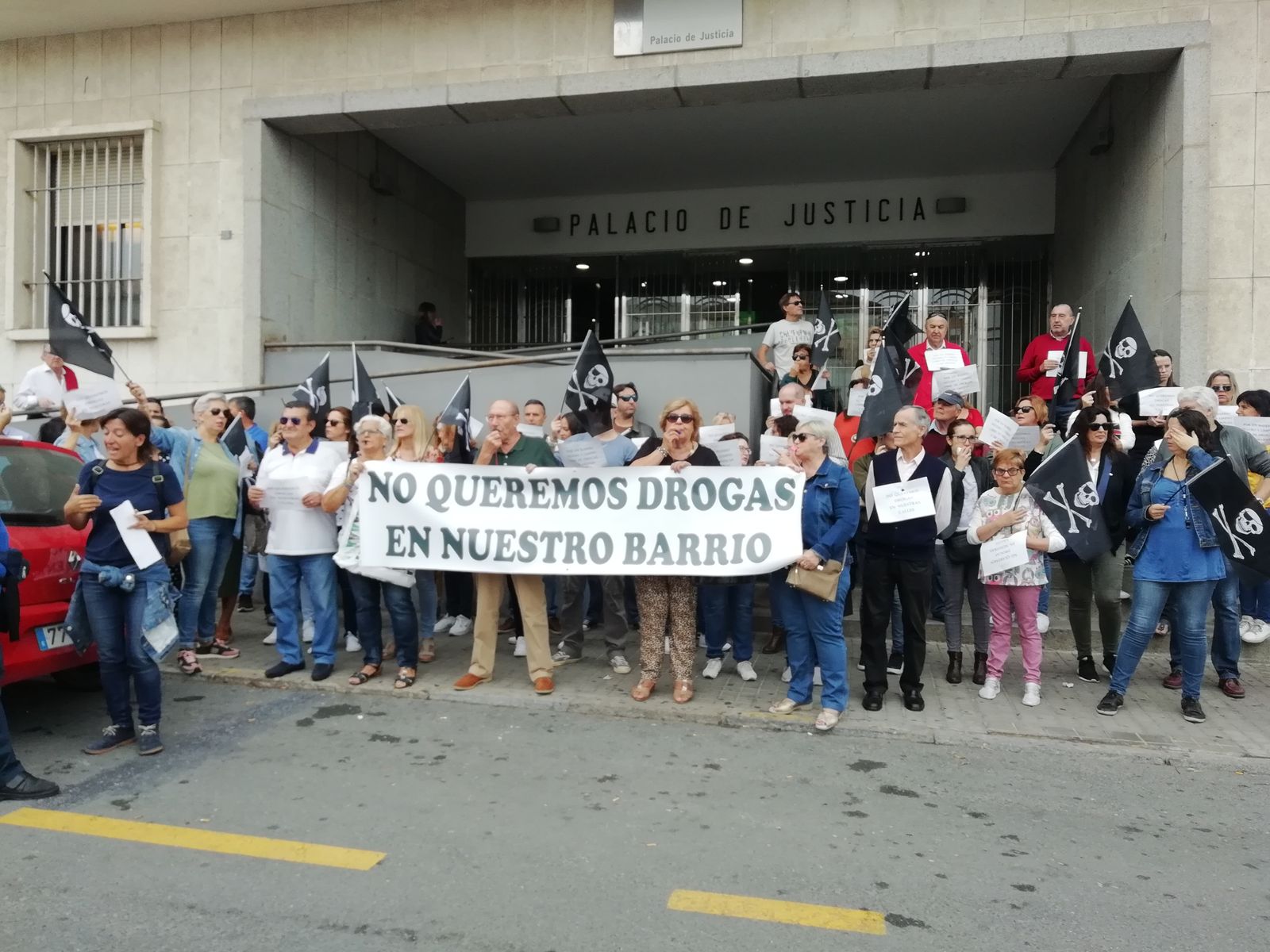 Vecinos a las puertas de la Audiencia Provincial.