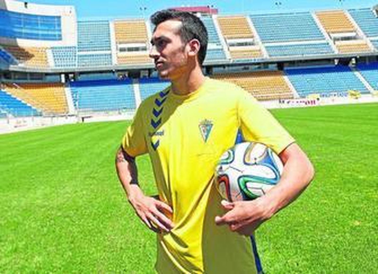 Zafra mira hacia la Tribuna del Carranza durante el posado con la camiseta de su nuevo equipo.