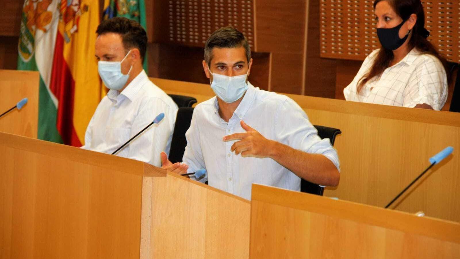 La bancada del PSOE, durante la sesión, con sus concejales provistos de mascarillas.