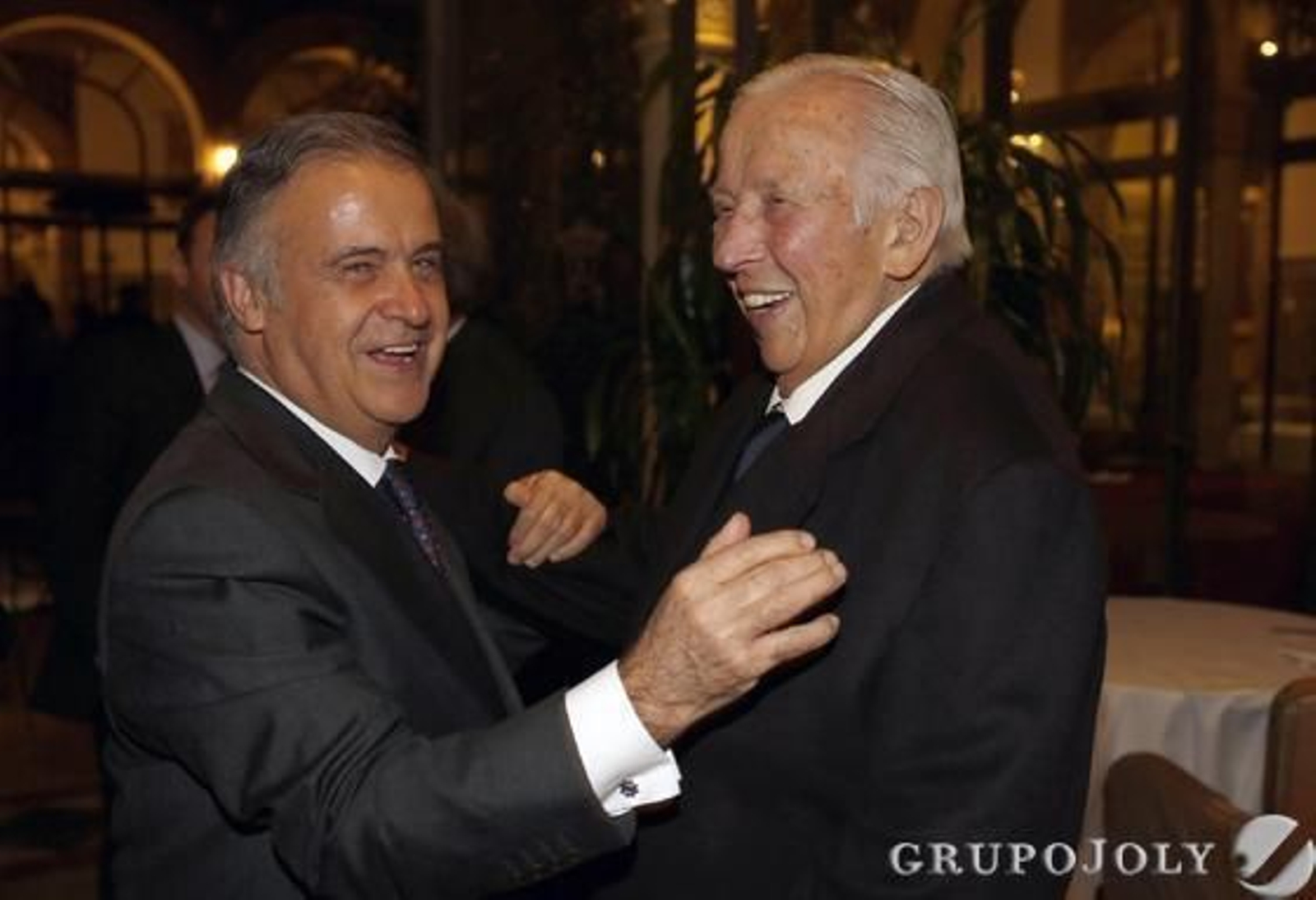 El notario Antonio Ojeda con Manuel Olivencia.